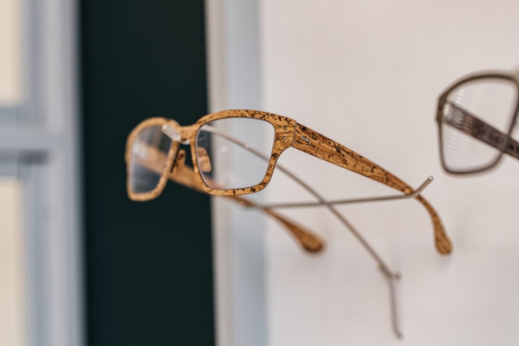 Zoom sur une paire de lunette du créateur Lucas de Stael sur un présentoir