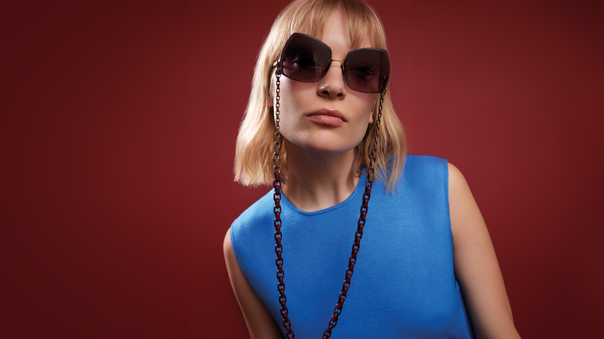 Modèle féminin portant un monture de lunettes solaires du créateur suisse Gotti